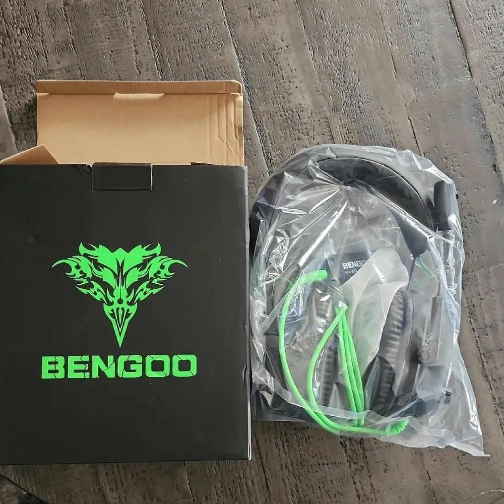 Gaming Guide - Black with Green Accents